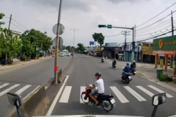 Những người đi xe máy vô tư 'bán mạng' cho xe tải