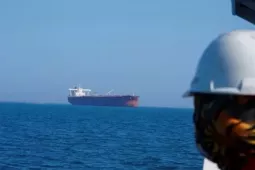 Iran nổ súng vào tàu chở dầu, Lãnh tụ Tối cao ra tuyên bố mới