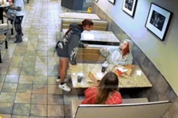 Nữ ca sĩ 26 tuổi bị fan tấn công, tát thẳng vào mặt trong quán ăn