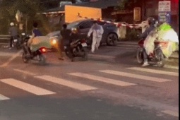 Ô tô bị tàu hoả tông ở Hà Nội, nam tài xế hoảng loạn bỏ xe tháo chạy