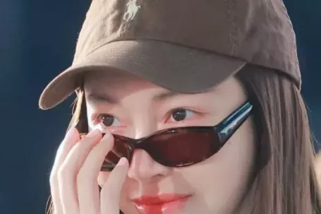 Khán giả vây kín công chúa Kpop tại sân bay Tân Sơn Nhất