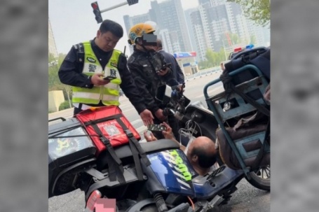 Cảnh sát giao thông bỏ tiền túi bồi thường giúp người đi xe máy