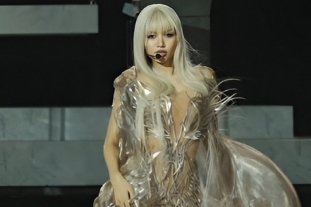 Lisa gây sốt toàn cầu khi hóa thân thiên thần robot trên sân khấu Coachella