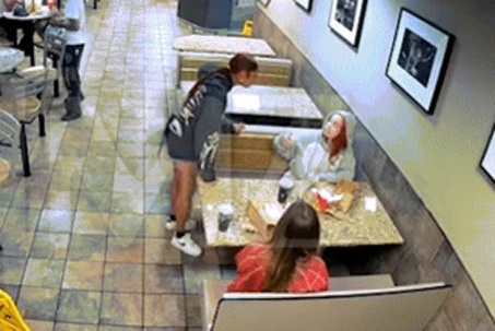 Nữ ca sĩ 26 tuổi bị fan tấn công, tát thẳng vào mặt trong quán ăn