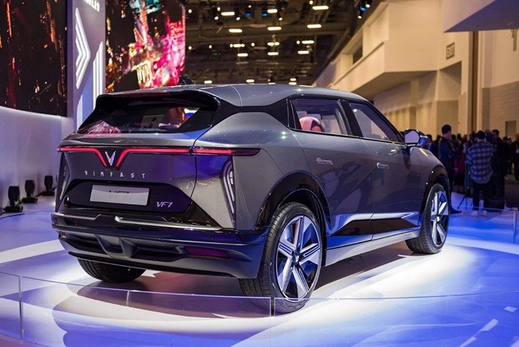 Đuôi xe VinFast VF 7 cũng xuất hiện các đường gân dập nổi lớn, mở rộng 2 bên.