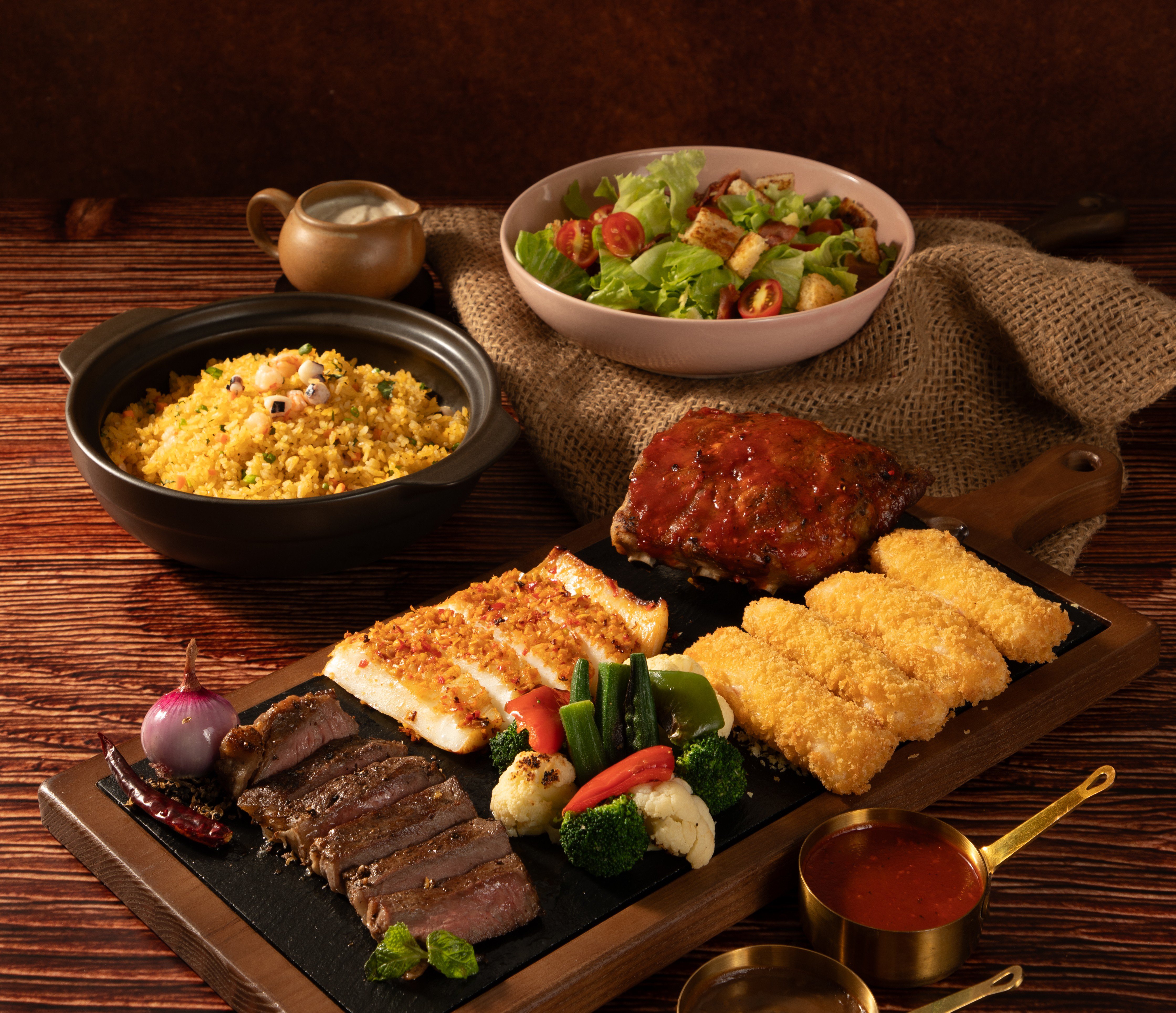 Thực đơn đa dạng, được trang trí bắt mắt, phù hợp cho mọi bữa tiệc.