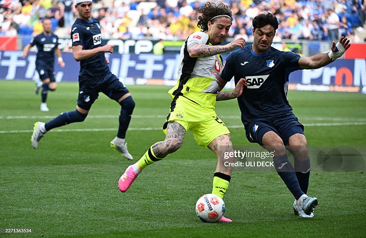 Hoffenheim (áo tím than) gây ra nhiều khó khăn cho Dortmund