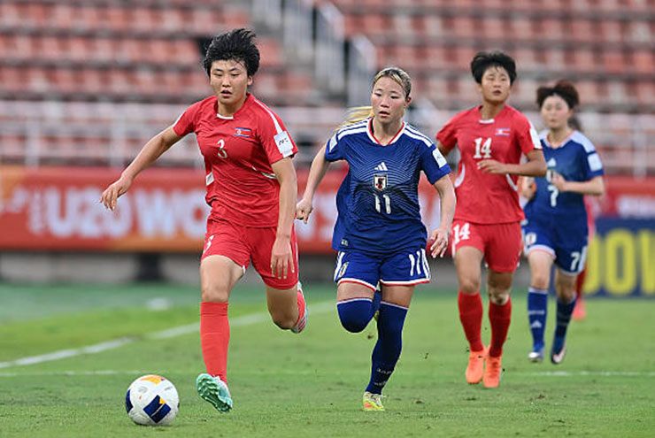 U20 nữ Triều Tiên (áo đỏ) tỏ ra áp đảo trong suốt hiệp 1