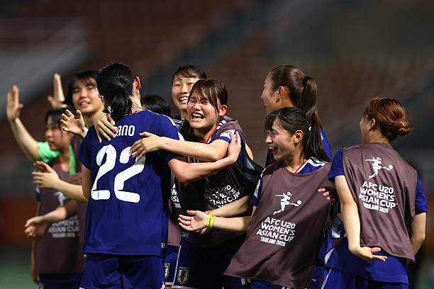 Sano cùng&nbsp;các đồng đội ăn mừng sau bàn thắng như "vàng" ở hiệp 2