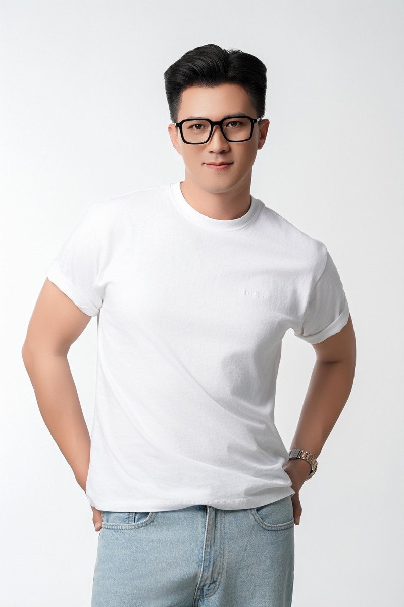 Hà Việt Dũng từng đứng bán nước mía tại vỉa hè TPHCM để trang trải cuộc sống và nuôi giấc mơ nghệ thuật.