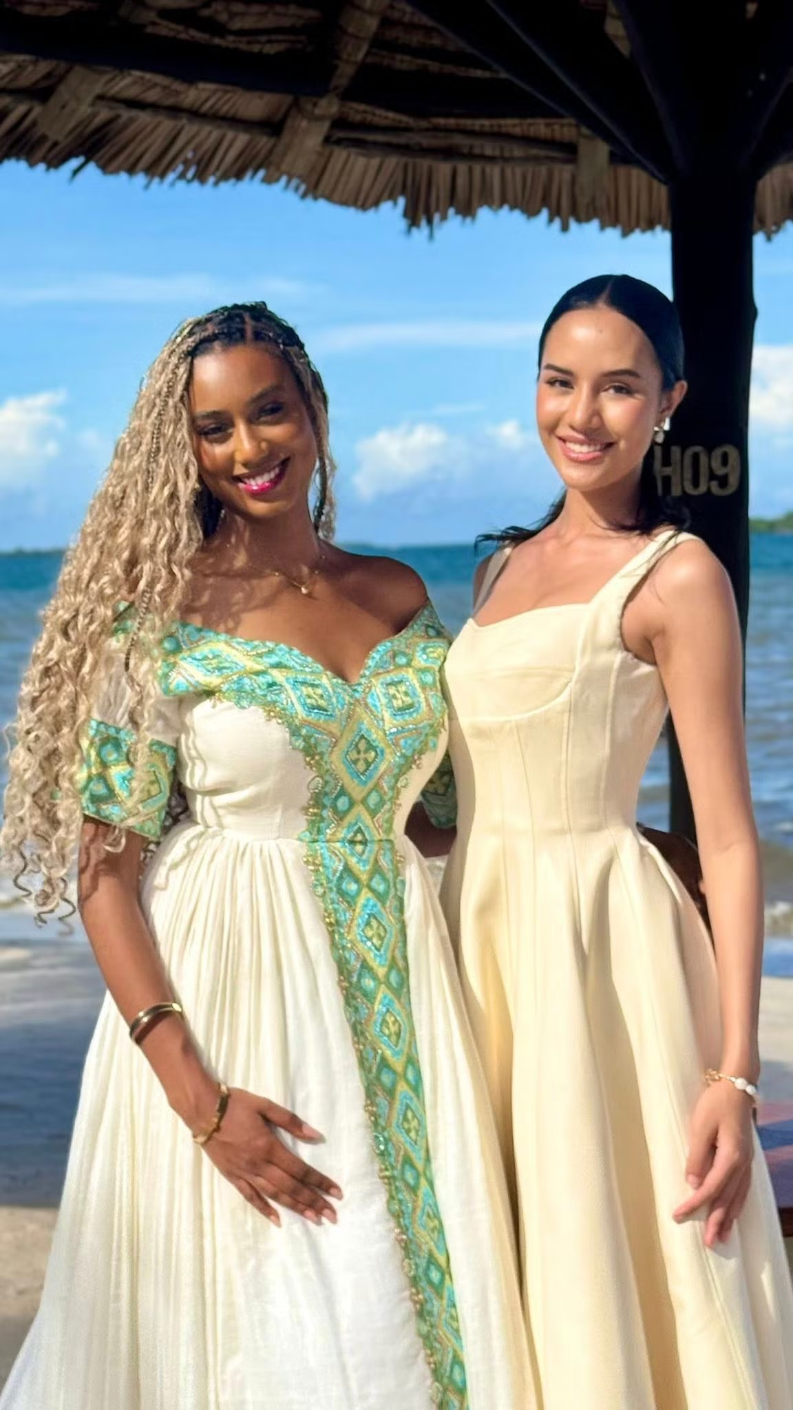 Đương kim Hoa hậu Thế giới Opal Suchata và người đẹp Ethiopia - Hasset Dereje đang có chuyến công tác tại Tanzania.