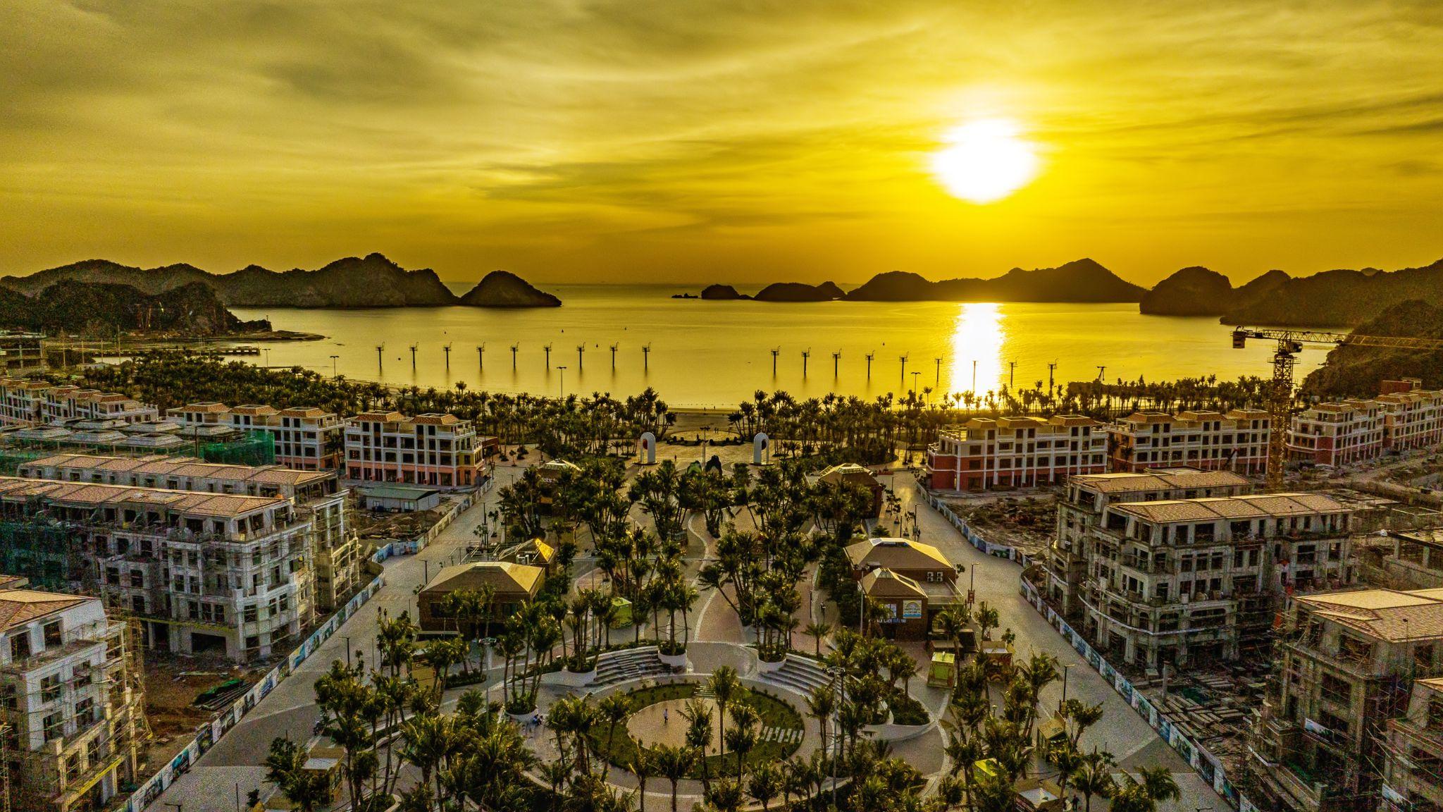 Khoảnh khắc hoàng hôn nhuộm vàng vịnh trung tâm Cát Bà.