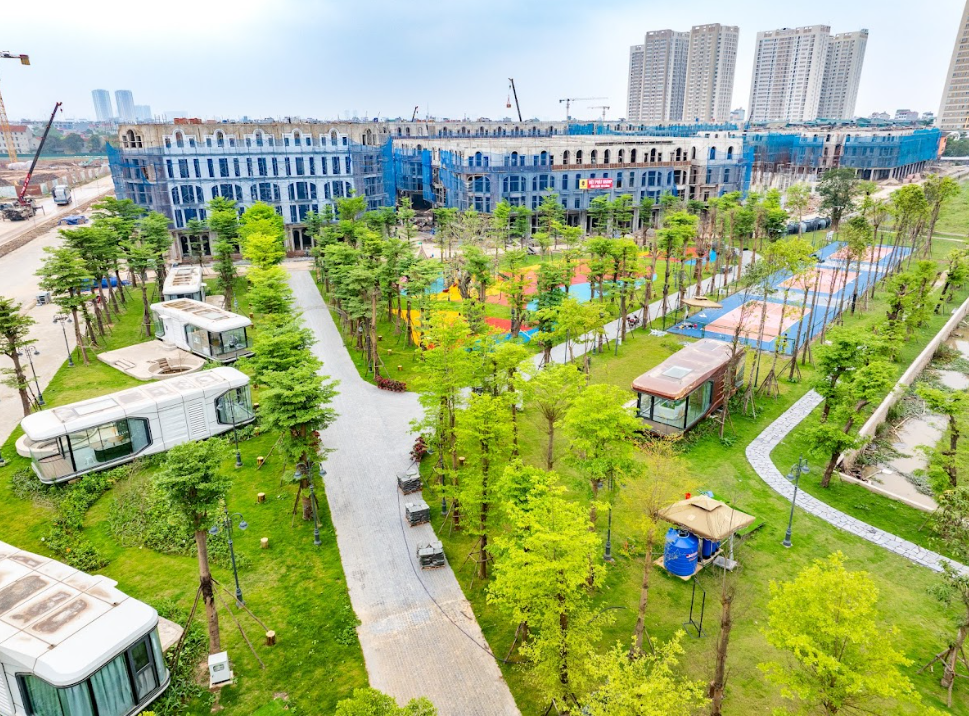 Gần 2.500 căn nhà phố châu Âu tại dự án đang được thi công đồng loạt, song hành với quá trình hình thành hệ thống công viên xanh quy mô lớn.