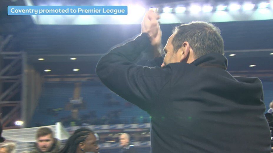 HLV Lampard ăn mừng cùng các cầu thủ