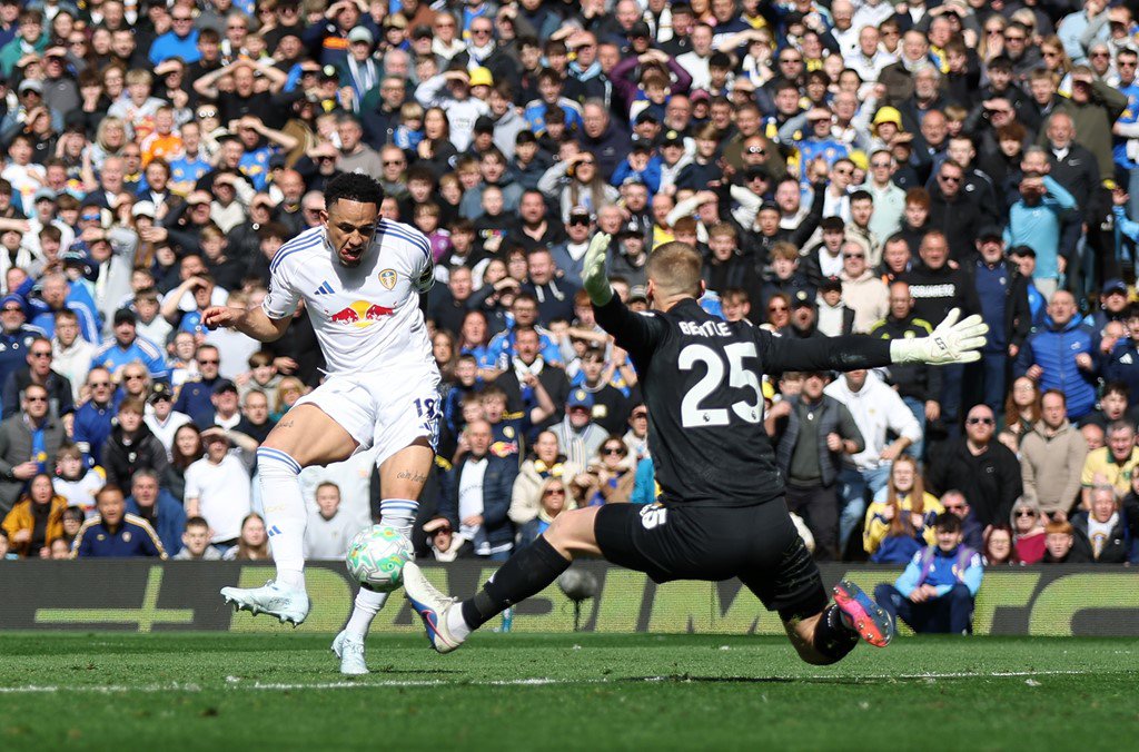 Leeds ghi 2 bàn chỉ trong vòng 1 phút 26 giây ở hiệp 1