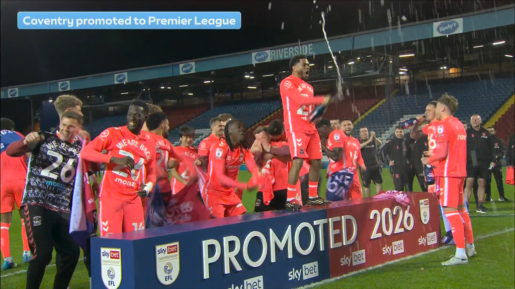 Màn ăn mừng suất thăng hạng của Coventry