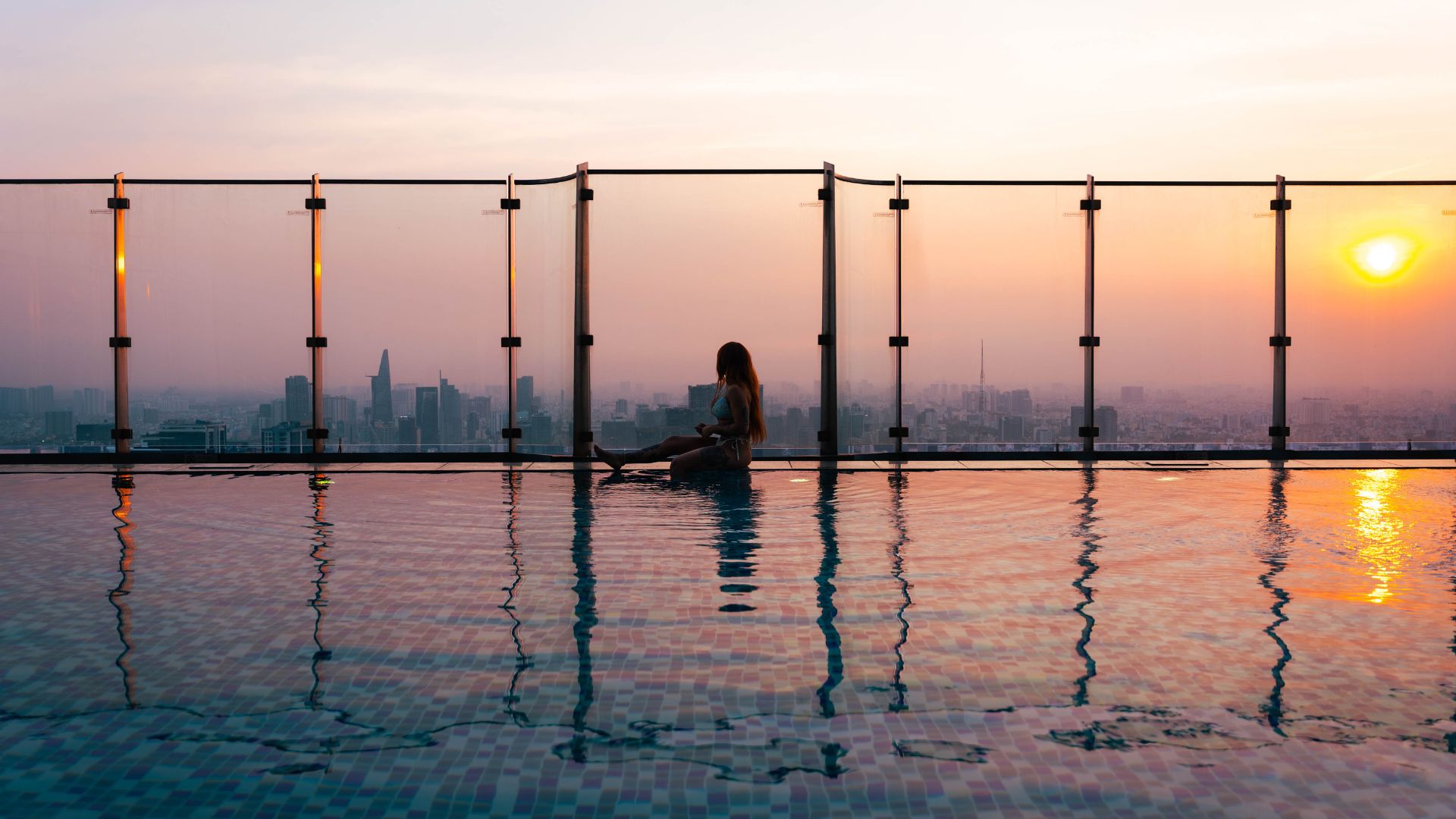 Đắm mình trong làn nước mát lạnh của hồ bơi vô cực tại tầng 47 và chiêm ngưỡng khung cảnh Sài Gòn rực rỡ khi dần chuyển mình dưới ánh hoàng hôn