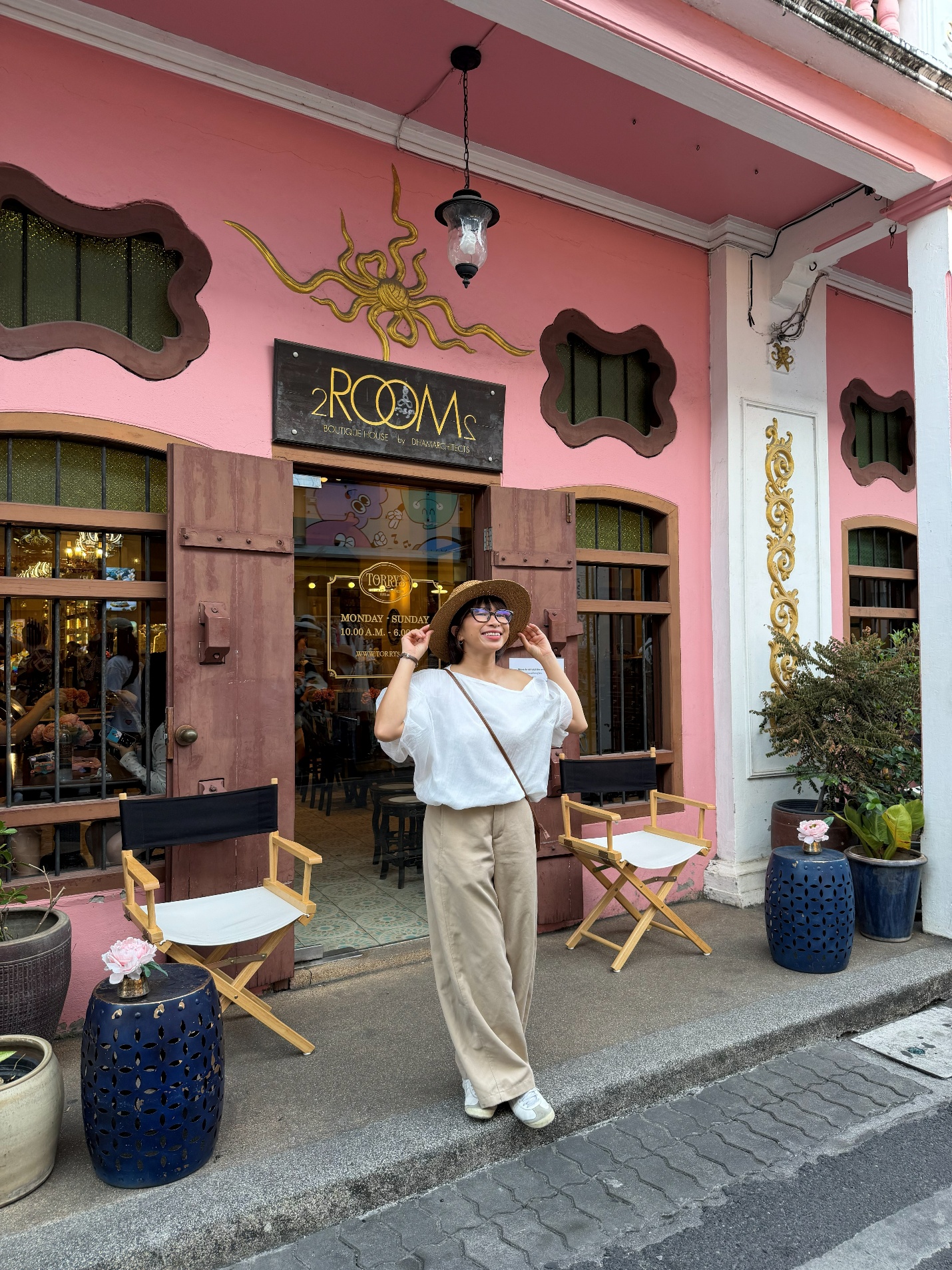 Khách đi dạo phổ cổ Phuket (Ảnh: TAT).