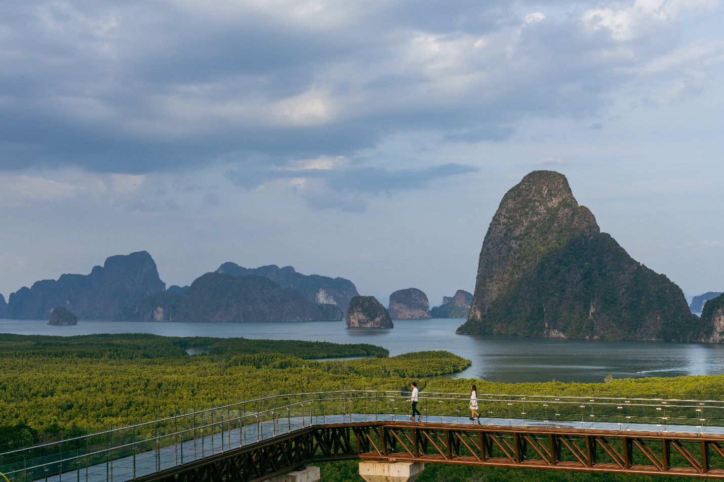 Cầu kính Beyond Skywalk Nangshi nhìn ra Ao Phang Nga