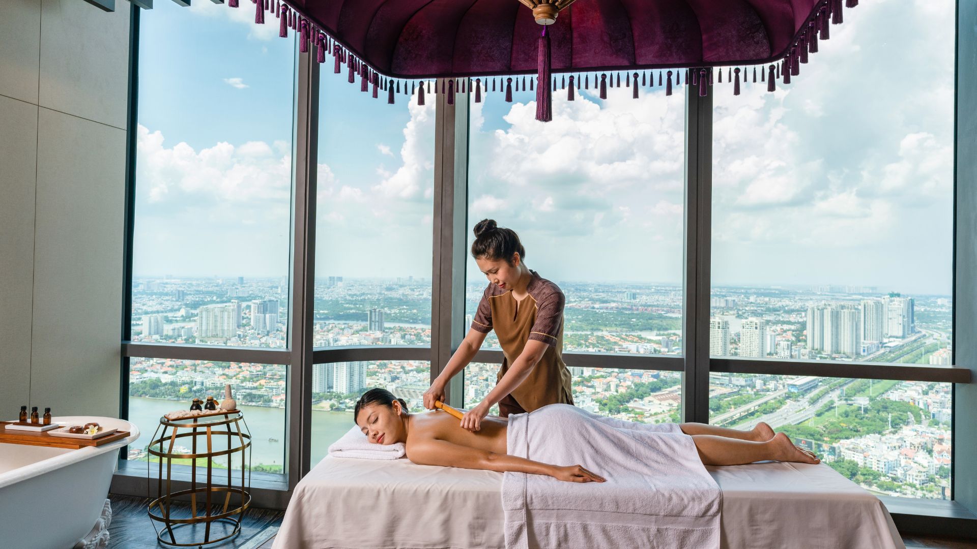 Khám phá chốn thư giãn yên bình tại Horizon Spa &amp; Wellness ở tầng 47, nơi những trải nghiệm trị liệu tinh tế đánh thức mọi giác quan và giúp tái tạo sự cân bằng từ bên trong