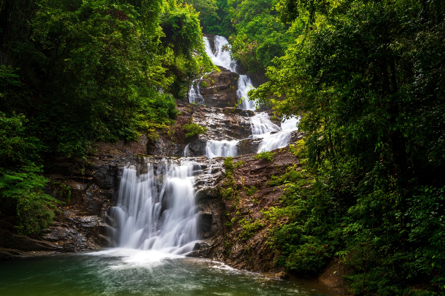Thác nước Lam Pi gây ấn tượng bởi sự độc đáo, hùng vĩ (Ảnh: TAT).