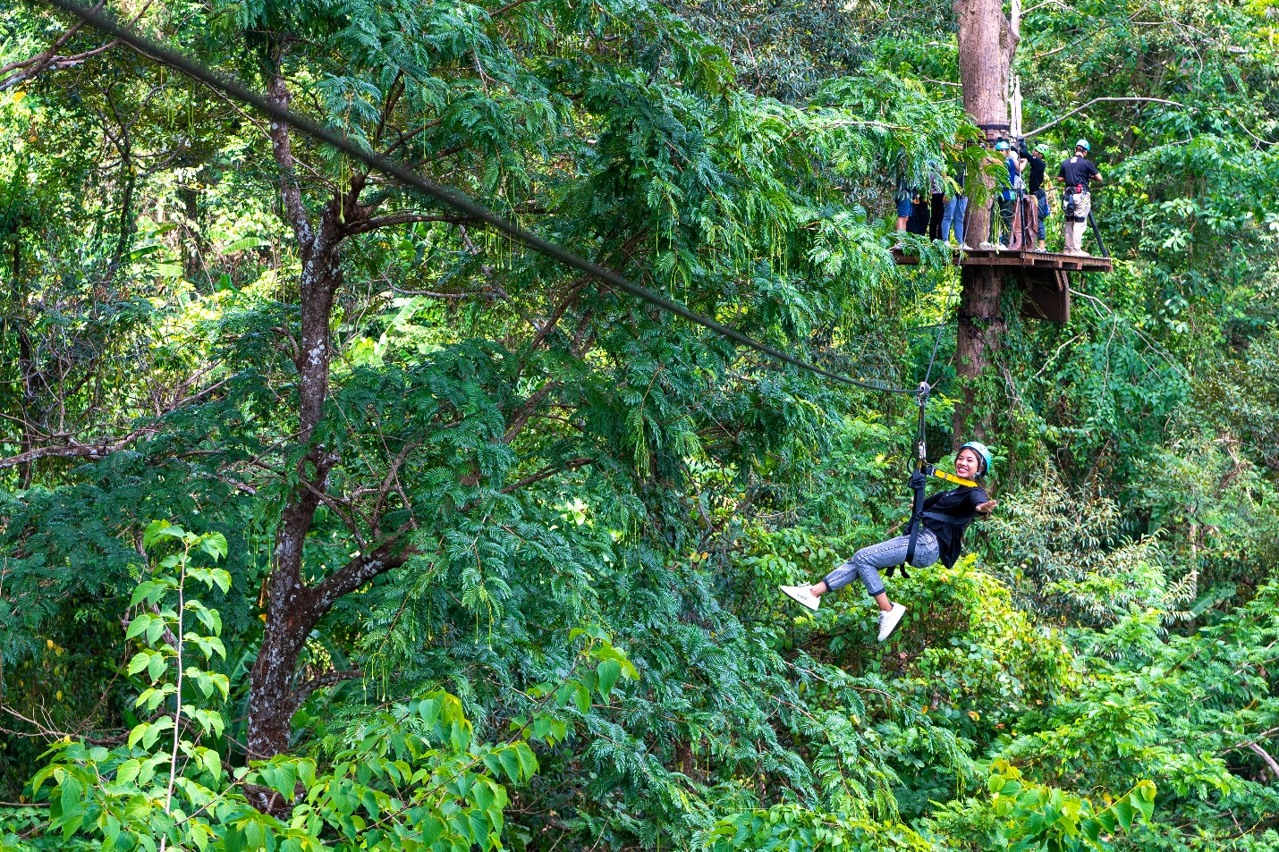 Tại Hanuman World, khách trải nghiệm zipline xuyên qua tán rừng (Ảnh: TAT).