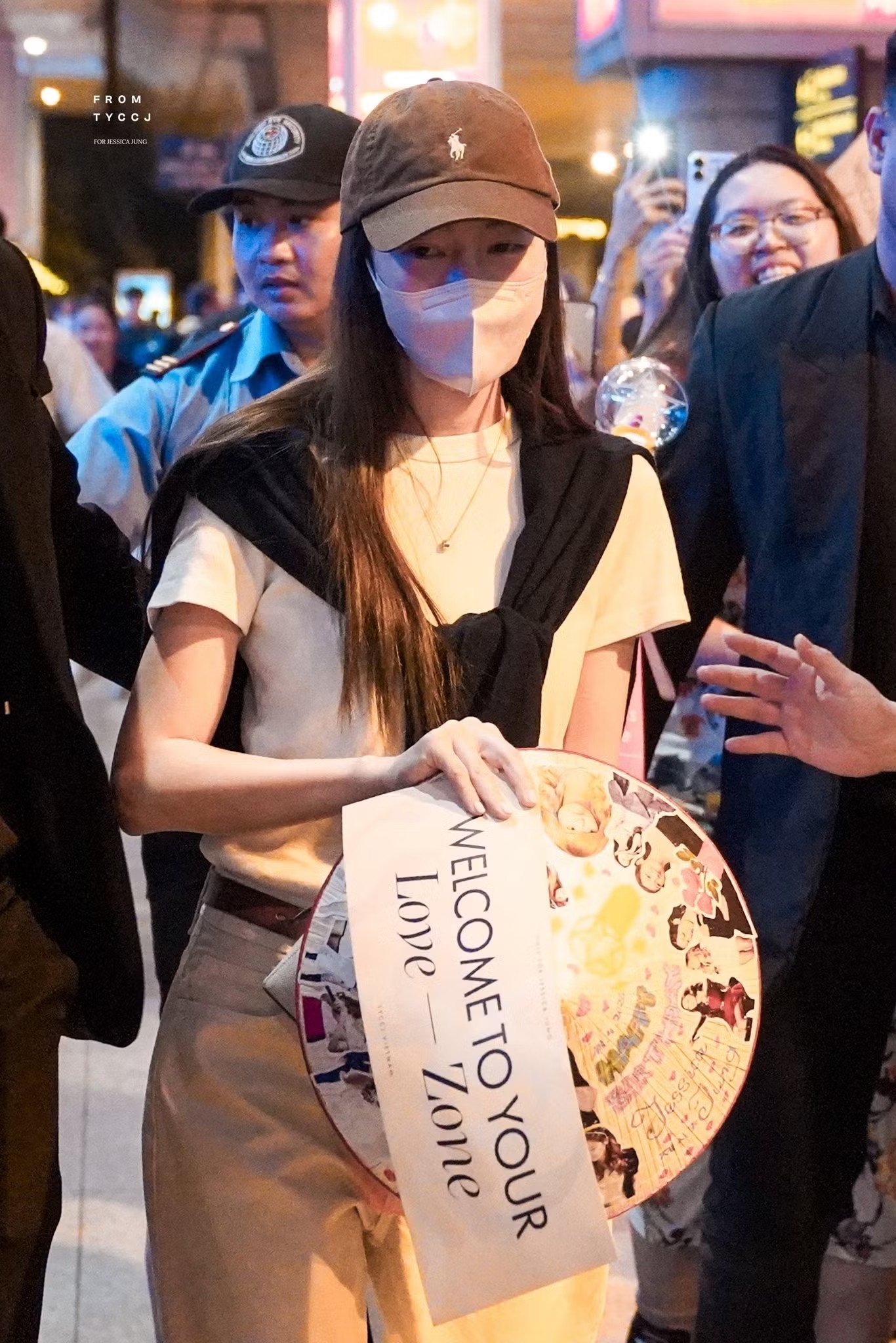 Khán giả vây kín công chúa Kpop tại sân bay Tân Sơn Nhất - 2