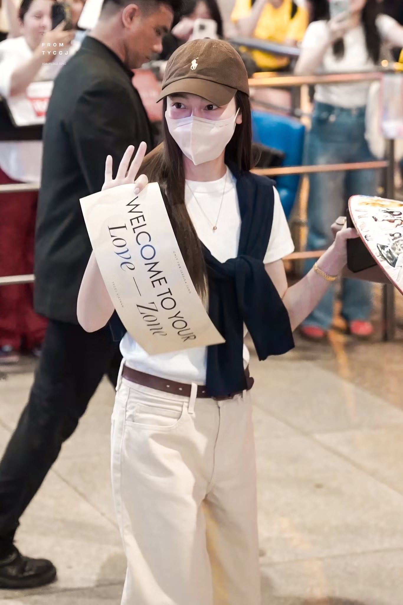 Khán giả vây kín công chúa Kpop tại sân bay Tân Sơn Nhất - 3