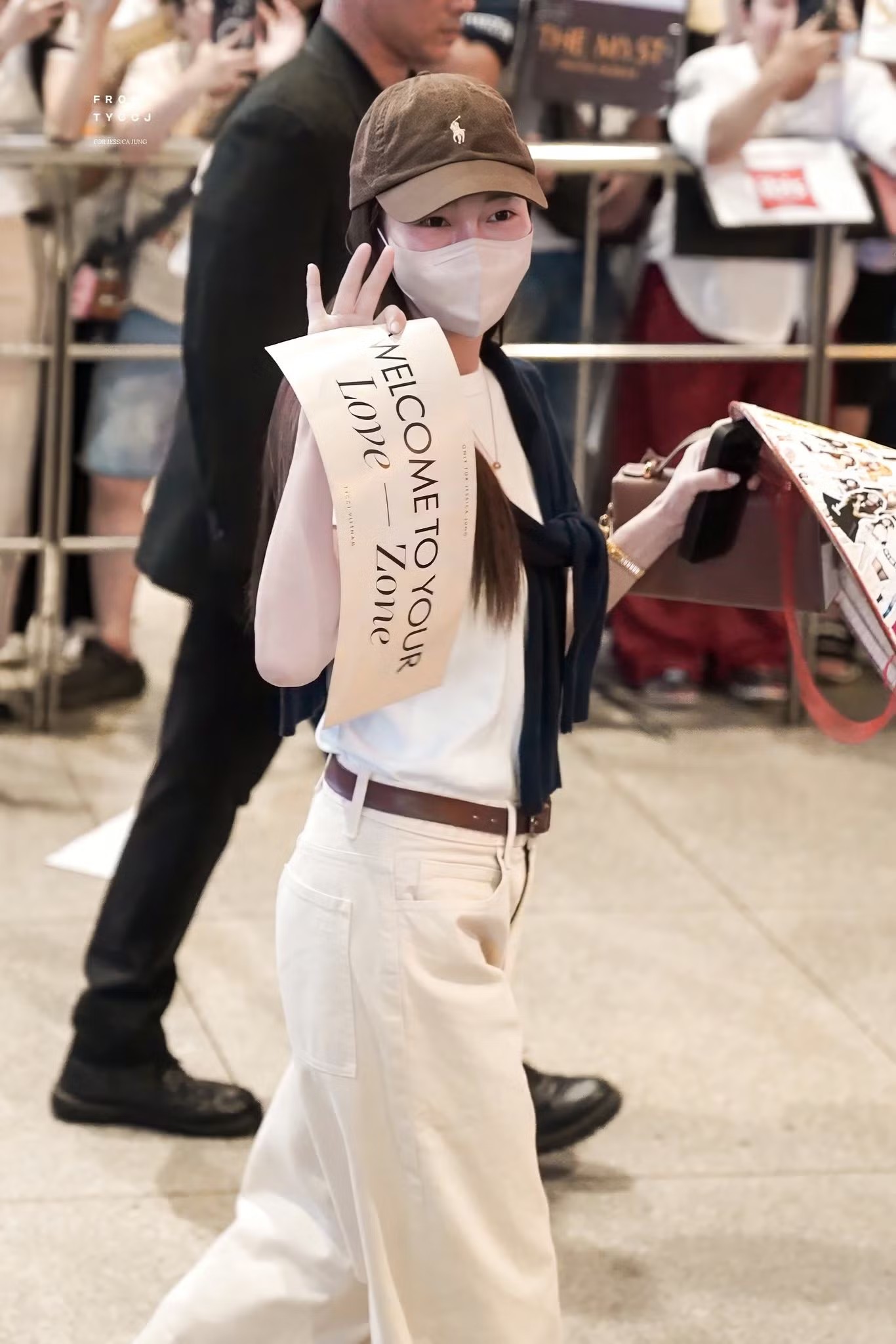 Jessica Jung được khán giả vây kín tại sân bay Tân Sơn Nhất.