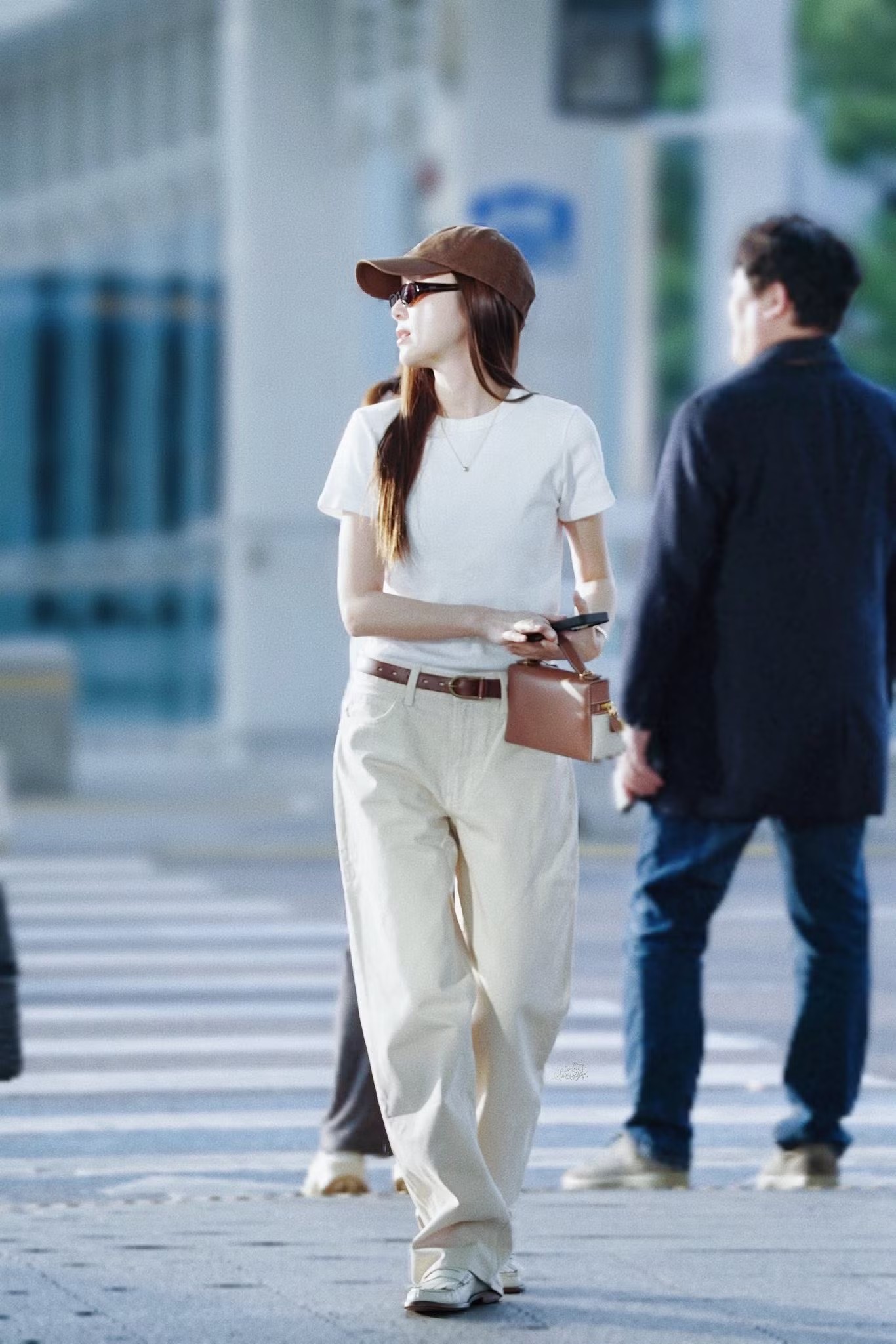 Khán giả vây kín công chúa Kpop tại sân bay Tân Sơn Nhất - 6