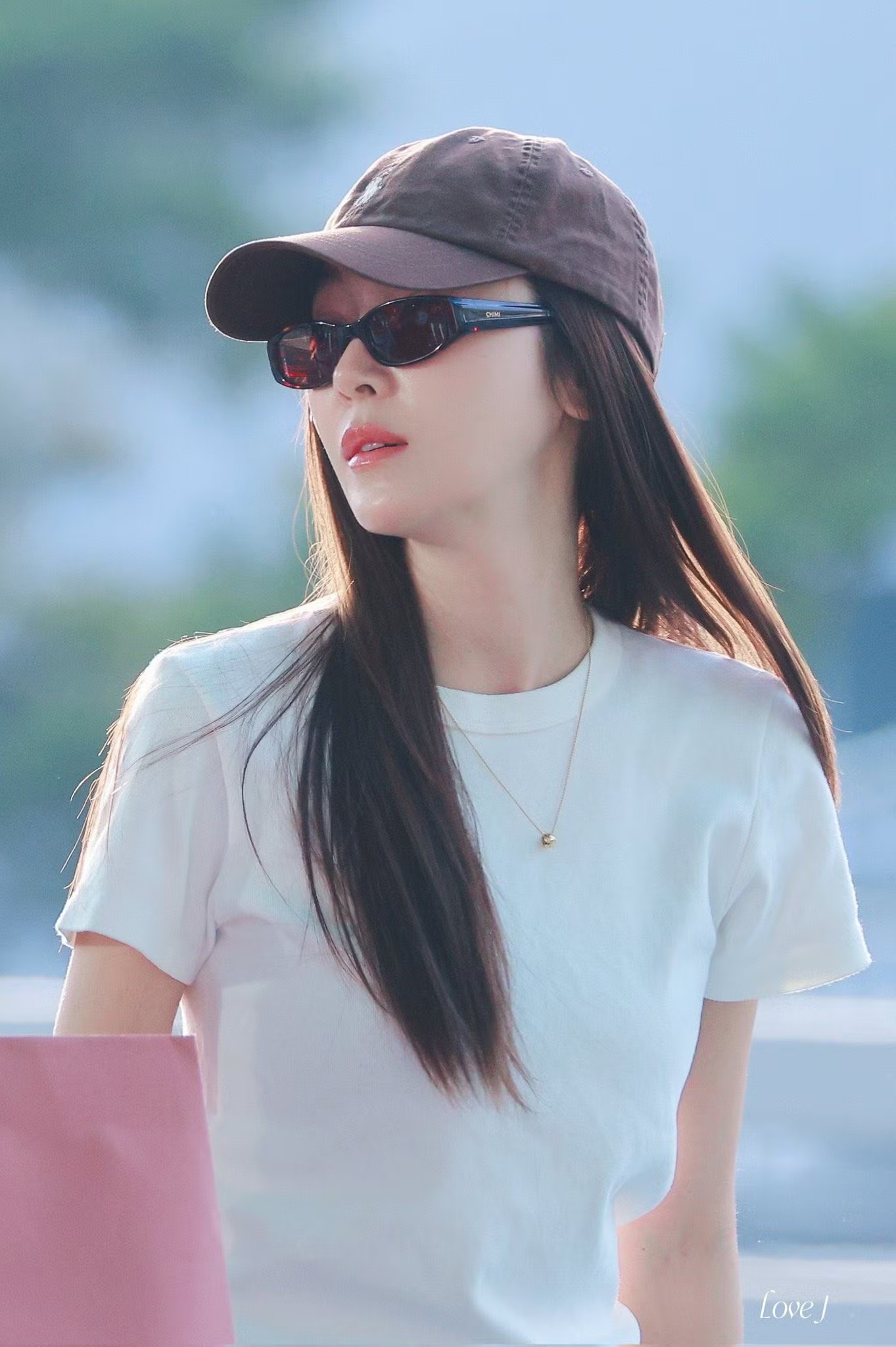 Khán giả vây kín công chúa Kpop tại sân bay Tân Sơn Nhất - 7