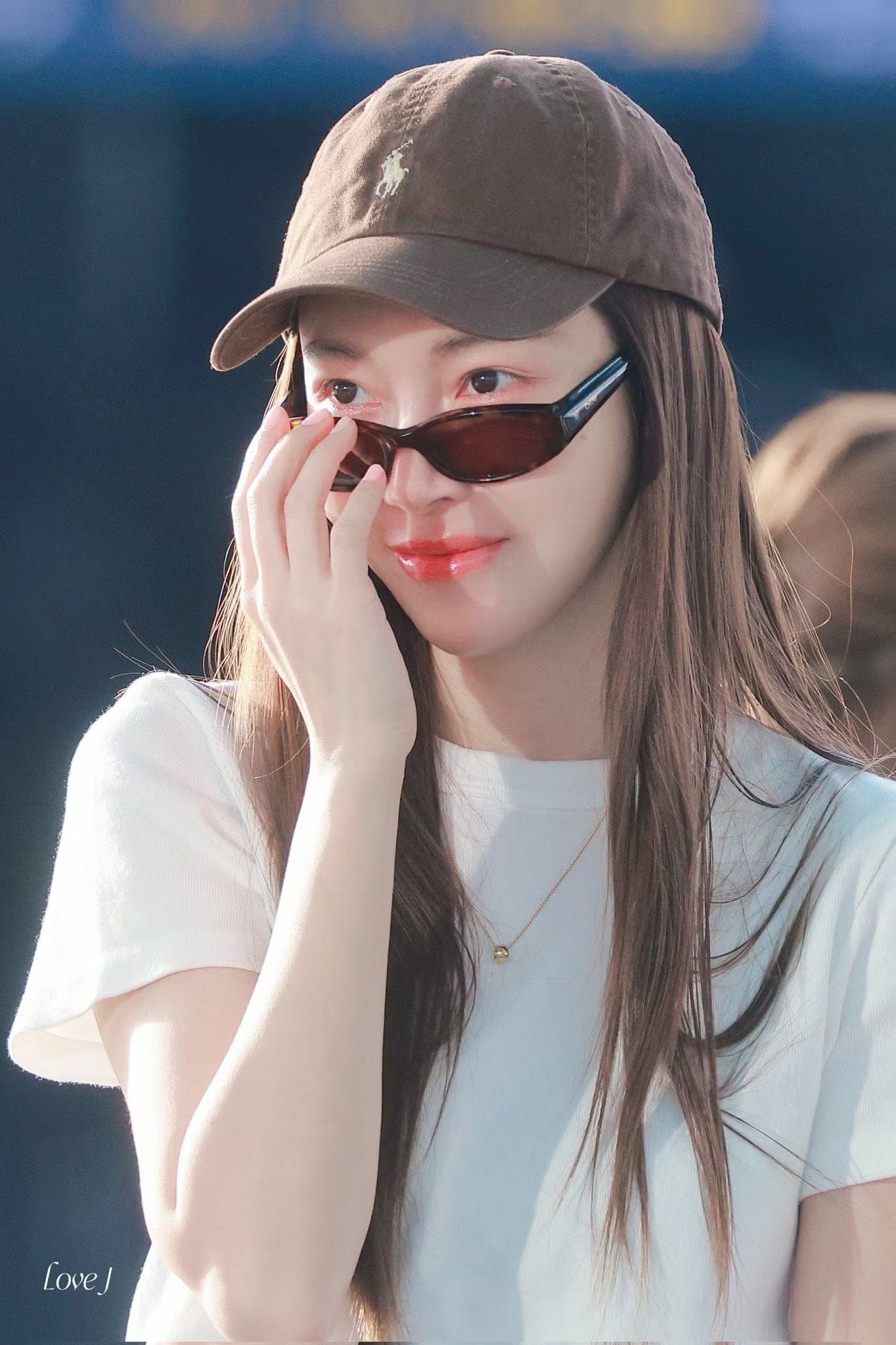 Khán giả vây kín công chúa Kpop tại sân bay Tân Sơn Nhất - 8