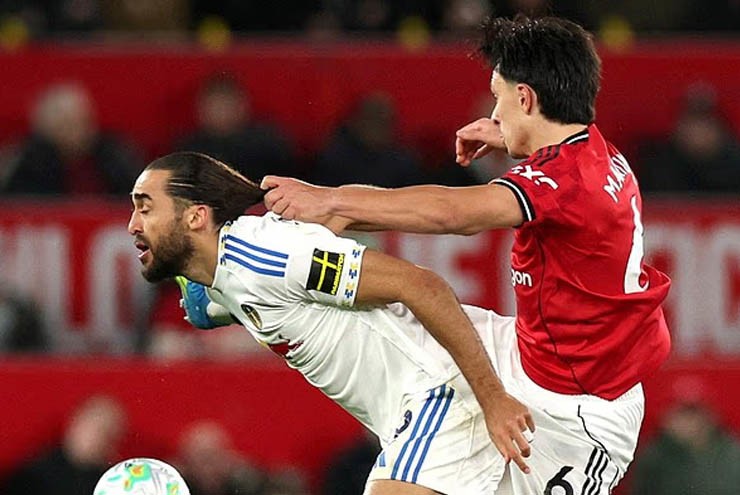 Pha bóng khiến Maritnez bị treo giò 3 trận