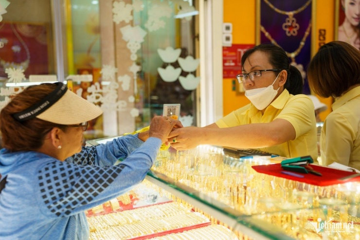 Theo chuyên gia, mức chênh lệch giá trong nước và thế giới vẫn cao, nhà đầu tư cần thận trọng.