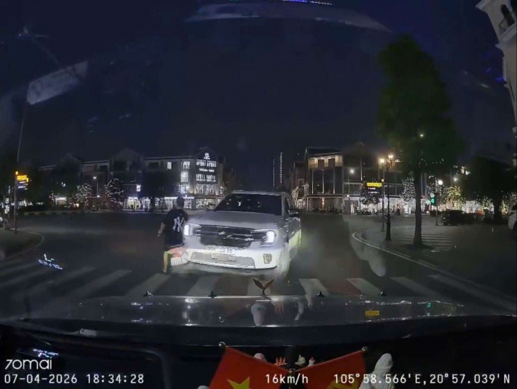 Hình ảnh trích xuất từ camera ghi lại diễn biến vụ va chạm giao thông. Ảnh: CA Hưng Yên