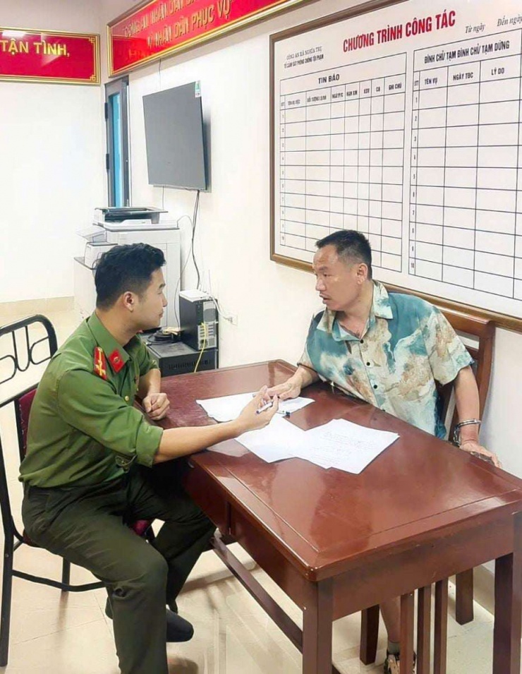 Cán bộ Phòng An ninh kinh tế phối hợp cùng Công an xã Nghĩa Trụ ghi lời khai đối tượng YU HAIYANG (sinh năm 1988, quốc tịch Trung Quốc). Ảnh: CA Hưng Yên