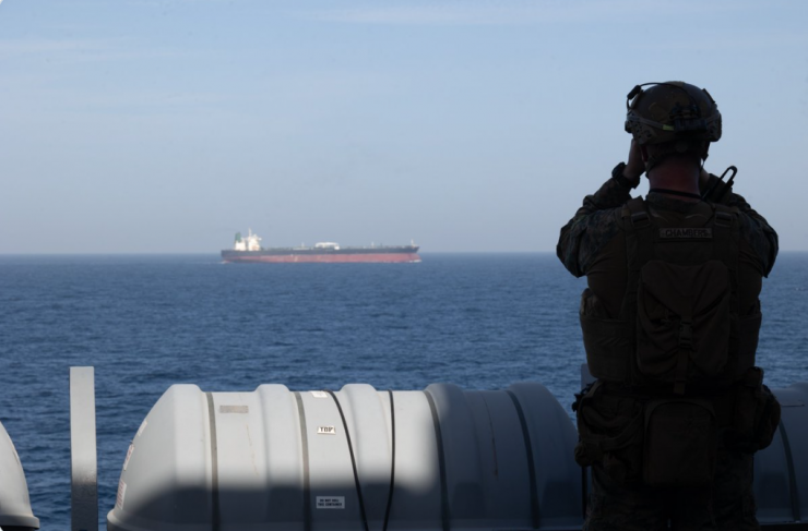 Binh sĩ Mỹ đang quan sát một tàu chở dầu, Mỹ đang phong tỏa hải quân đối với các cảng của Iran. Ảnh: CENTCOM