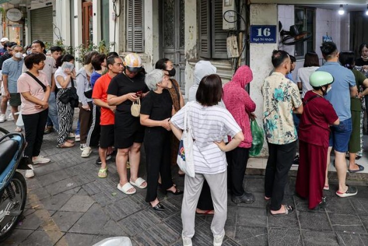 Người Hà Nội xếp hàng cả tiếng chờ mua bánh trôi, bánh chay dịp Tết Hàn thực