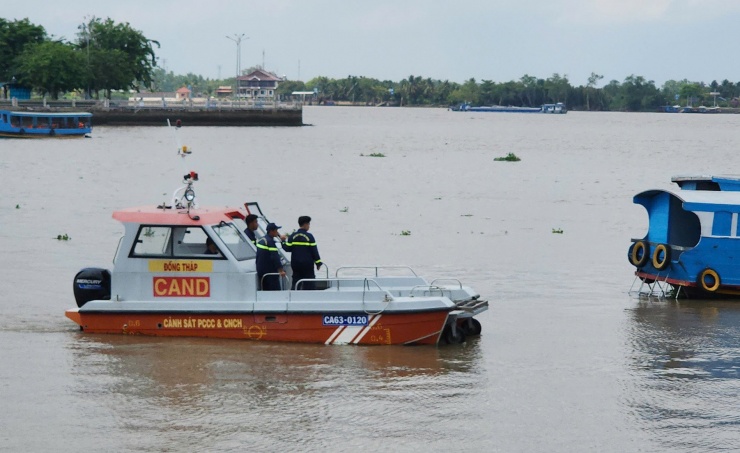 Lực lượng chức năng đang tìm kiếm tung tích hai người rơi xuống sông Tiền. Ảnh: Thiện Chí&nbsp;