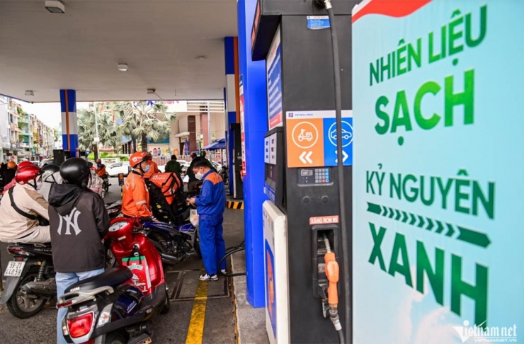 Xăng E10 đang được bán tại nhiều cửa hàng ở TPHCM. Ảnh: Nguyễn Huế