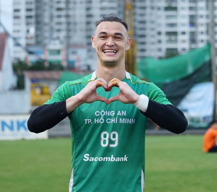 Vẻ điển trai của thủ môn lai Việt - Slovakia Patrik Lê Giang - 3