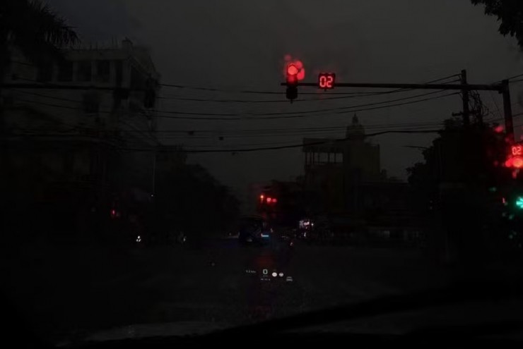 Vì sao liên tục xảy ra hiện tượng trời tối sầm giữa ban ngày ở miền Bắc?