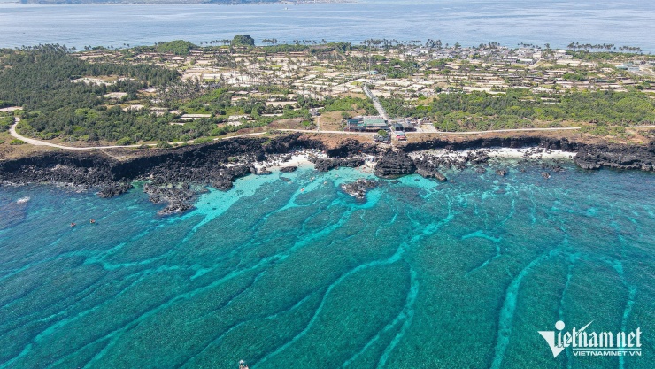 Đảo Bé Lý Sơn sở hữu làn nước trong như ngọc bích. Ảnh: Linh Trang