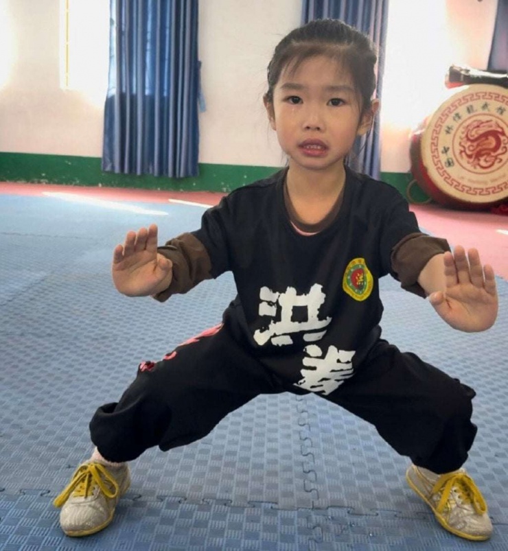 Cô bé thể hiện một trong nhiều thế võ mà em đã luyện thành thục. Ảnh: Jim News