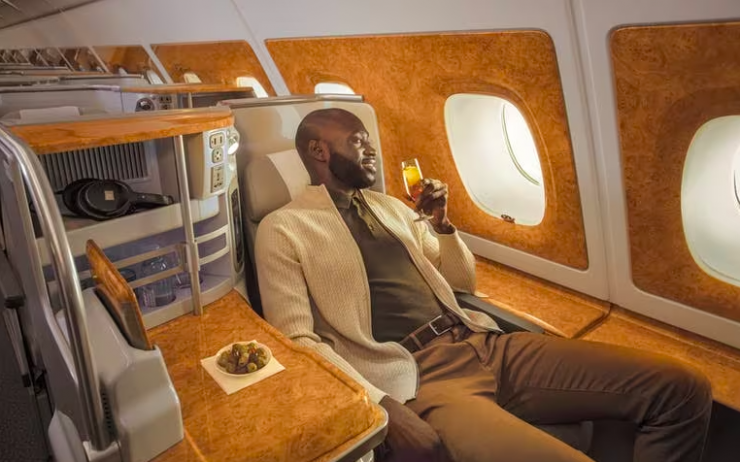 Ghế thương gia của Emirates có thể kéo thành giường nằm thoải mái. Ảnh Emirates