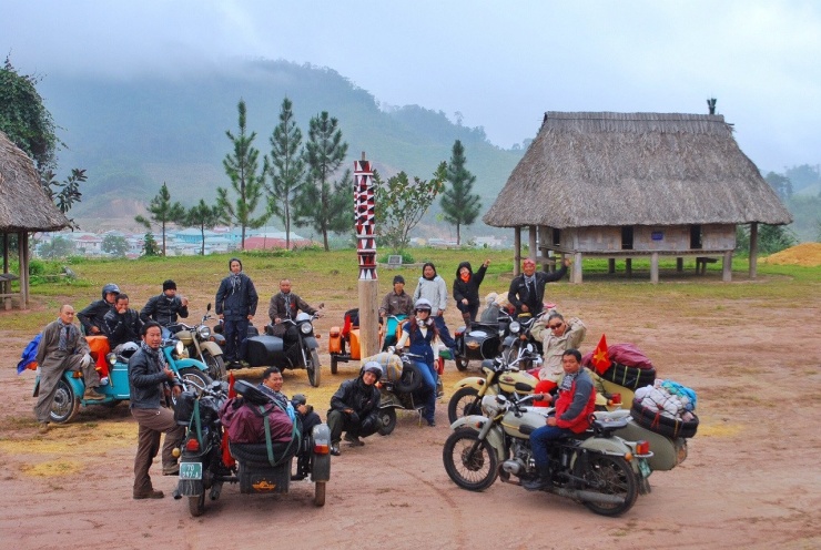 Các thành viên câu lạc bộ Saigon Sidecar Club trong một chuyến du hành cùng những chiếc sidecar. Ảnh: Nguyễn Thanh Bình