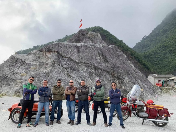 Các thành viên câu lạc bộ xe Jawa và MZ trong một chuyến du hành cùng sidecar tại Mộc Châu. Ảnh: Hiếu Ảnh