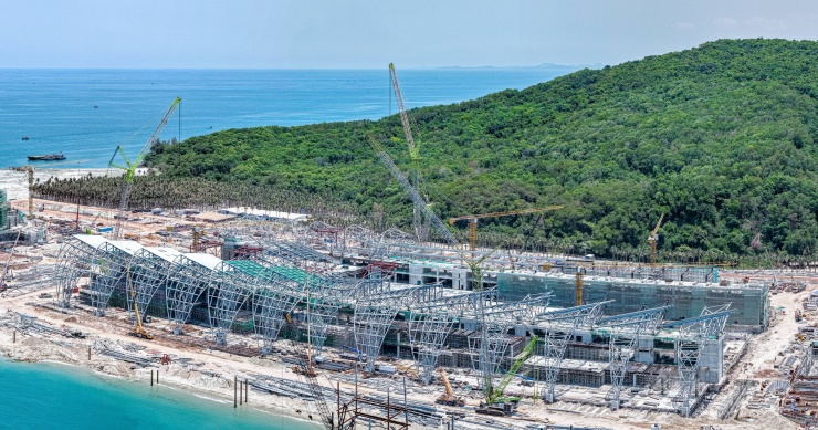 Điểm nhấn nổi bật nhất của Trung tâm Hội nghị và Triển lãm APEC tại Phú Quốc là hệ mái thép đồ sộ với những đường cong uốn lượn như sóng biển, tạo dấu ấn kiến trúc đặc trưng cho toàn bộ công trình