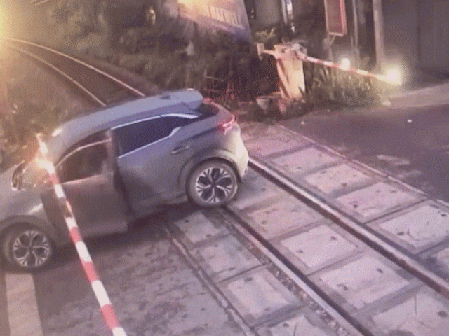 Khoảnh khắc tài xế ôtô tung cửa bỏ chạy trước mũi tàu hỏa