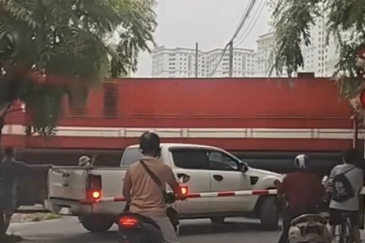 Tài xế bán tải mắc kẹt khi cố tình vượt rào chắn đường sắt bị phạt 5 triệu đồng
